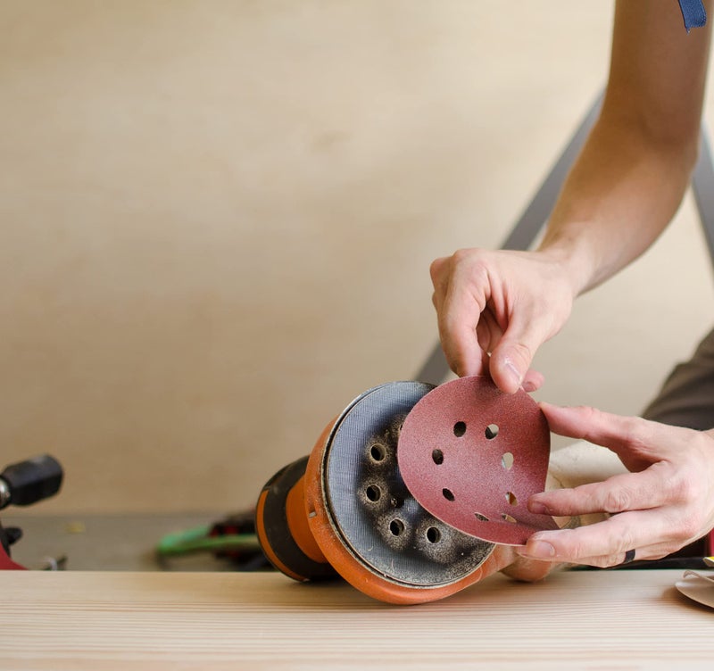Gator 5" Random Orbit Hook & Loop Red Resin Aluminum Oxide Sanding Discs, 8-Hole, 320 Grit, 50 Pack - Image 5