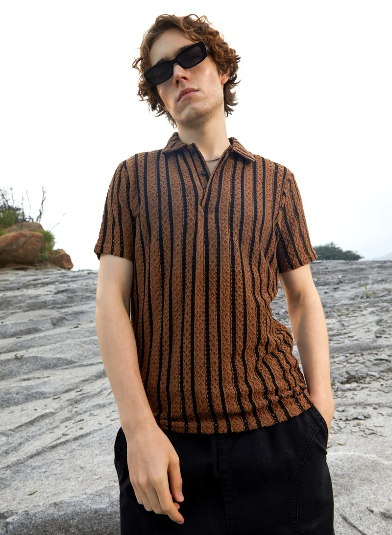 كامبوس سوترا تيشيرت بولو رجالي مخطط باللون البني السيينا والأسود الأونيكس