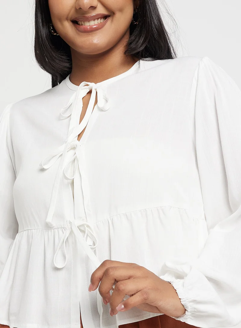 جينجر بلس بلوزة بيبلوم بربطة عنق فراشة