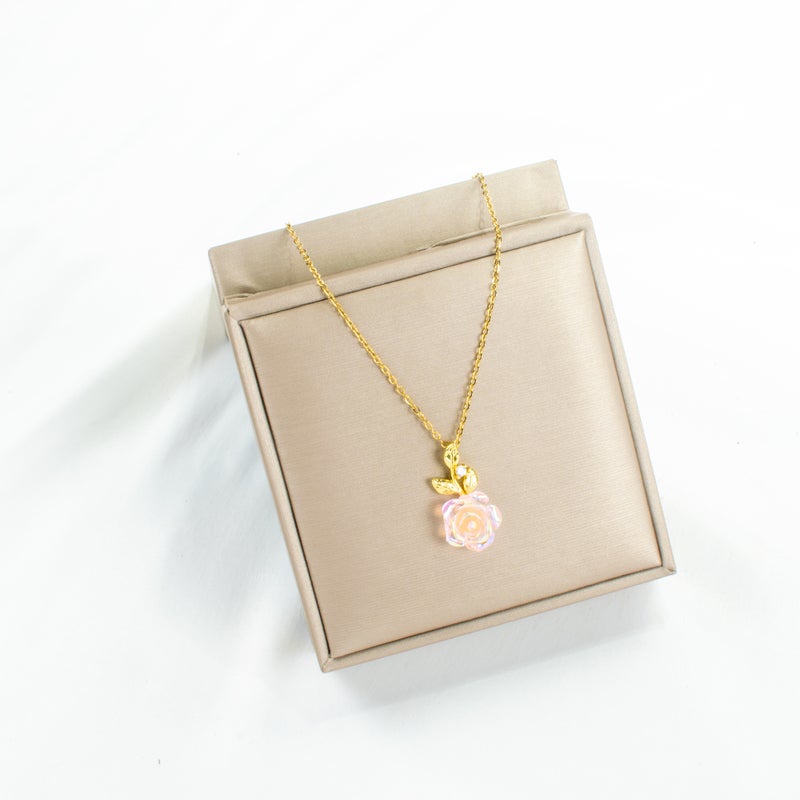 سلسلة أستانليس ستيل ذهبي مع دلاية شكل وردة بينك مرصعة بفصوص الزيركون - Image 2