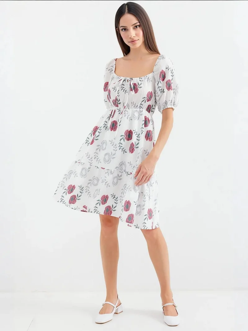 بيغ دارت فستان قصير مزهر بياقة مربعة وربطة