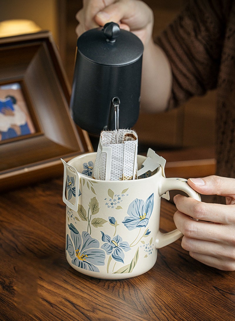 كوب سيراميك بسعة 500 مل بنقشة زهور الزفيرانتس مع ملعقة - آمن للاستخدام في غسالة الأطباق والميكروويف ومعقم الأواني، مناسب للمشروبات الساخنة والباردة. - Image 3