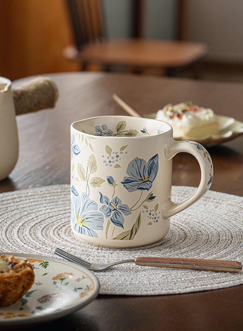 كوب سيراميك بسعة 500 مل بنقشة زهور الزفيرانتس مع ملعقة - آمن للاستخدام في غسالة الأطباق والميكروويف ومعقم الأواني، مناسب للمشروبات الساخنة والباردة. - Image 4