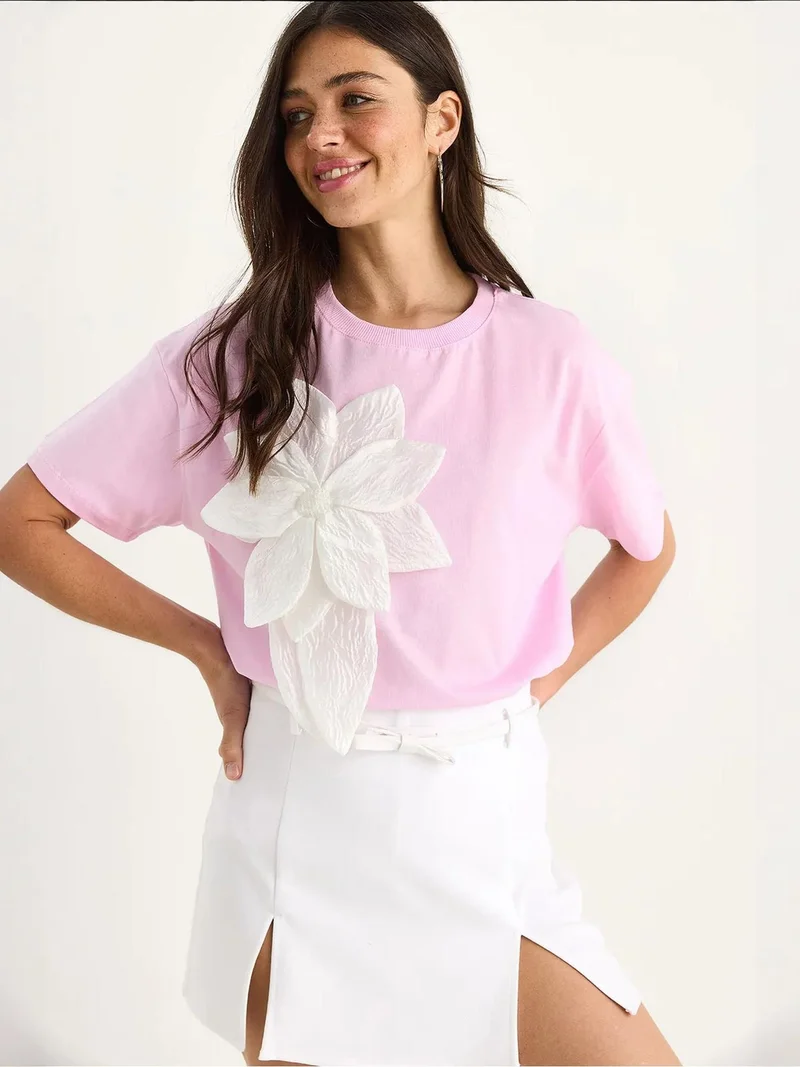 بيانكو لوتشي تيشيرت لوكسي بطبعة زهور وياقة دائرية مع تفاصيل إكسسوار