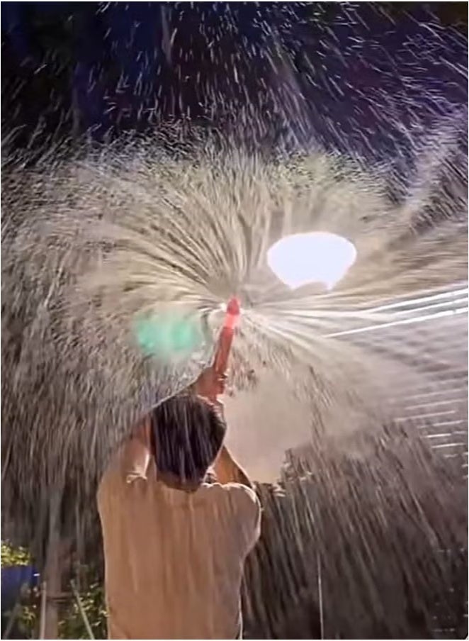 Realfrog 2PCS Water Fireworks Toys Firework Water Gun Toy Splash Spray Squirt Water Toy Gun Outdoor Water Spray Sprinkler Push Water Gun Water Play Sprinkler Outdoor Activities Pool Game (Blue/Pink) - Image 2