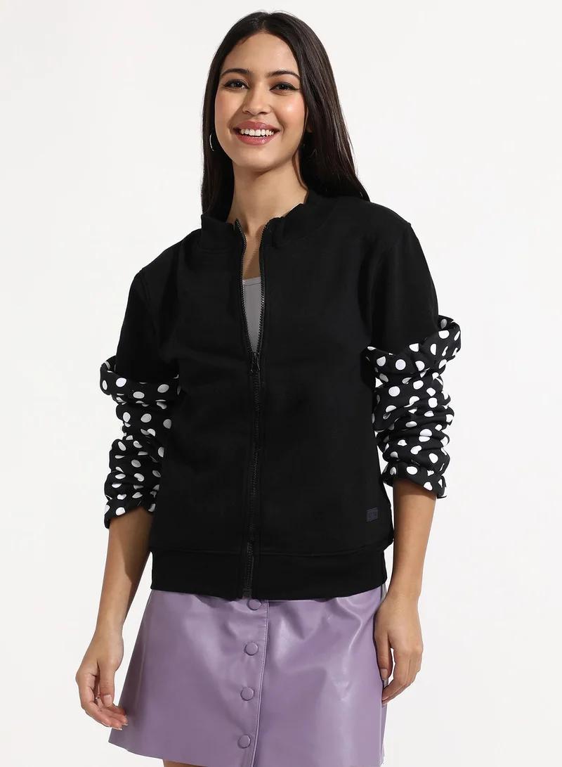 كامبوس سوترا بلوزة رياضية نسائية بسحاب أمامي أسود وأكمام منقطة