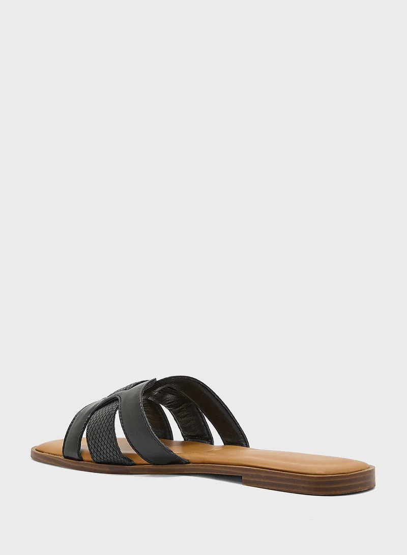 ترافل من نمشي Snake Print Flat Sandal