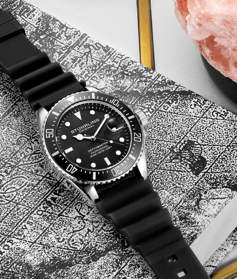 Stuhrling Original ساعة ستورلينج الأصلية للرجال ساعة غوص فضية 42 مم مع تاج لولبي حزام مطاطي مقاوم للماء حتى 330 قدم (أسود) - Image 3