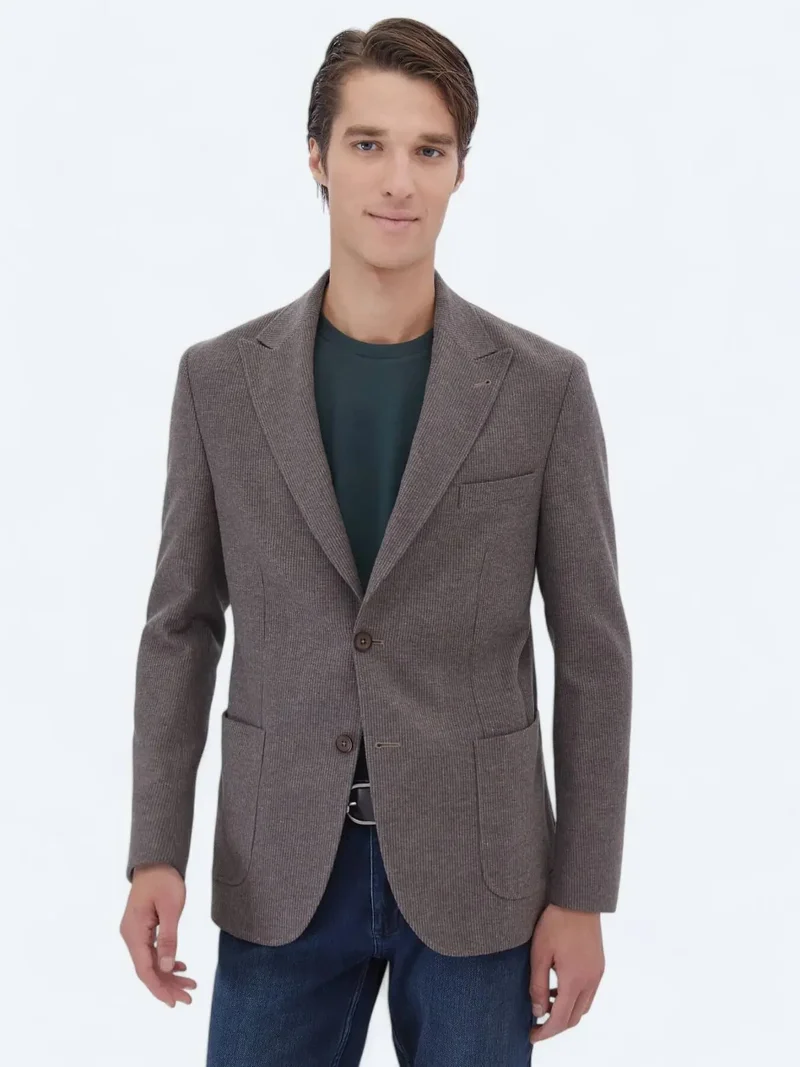 كيب جاكيت من مزيج الصوف بنقشة المنك المخططة، بقصة عصرية