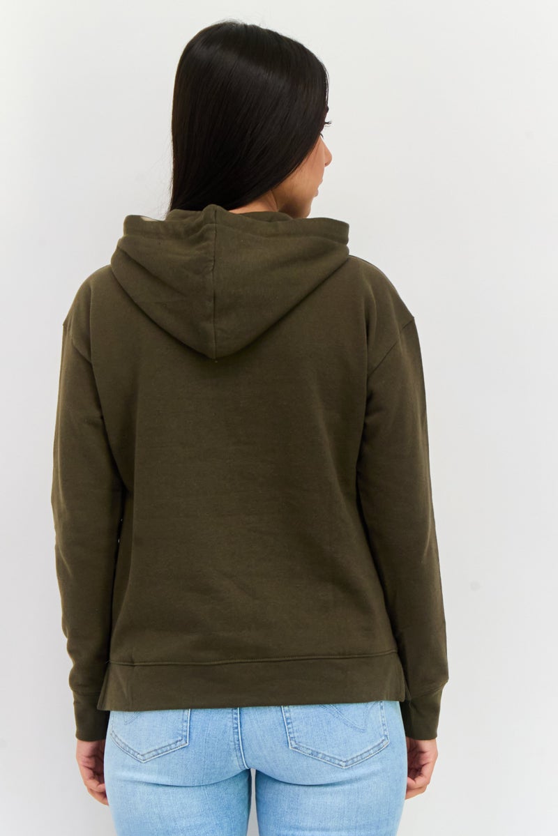 KANGOL سويت شيرت نسائي بغطاء رأس وشعار مطرز بأكمام طويلة، زيتوني - Image 3