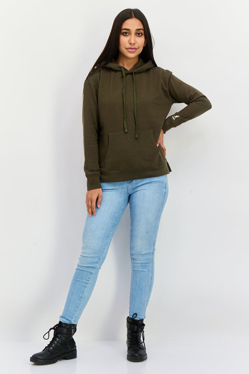 KANGOL سويت شيرت نسائي بغطاء رأس وشعار مطرز بأكمام طويلة، زيتوني - Image 4