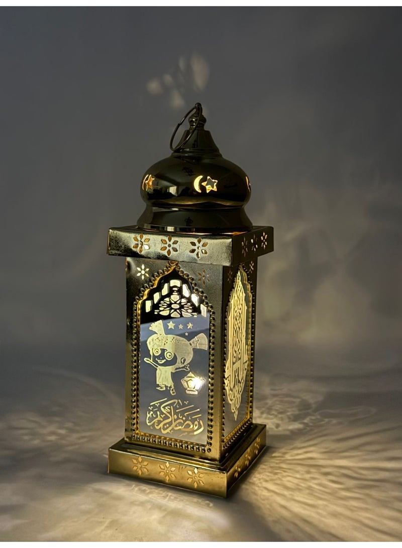 فانوس رمضان معدني مزخرف، فانوس ليد متغير اللون، لمسة نهائية ذهبية، تصميم قمر ونجوم - Image 3