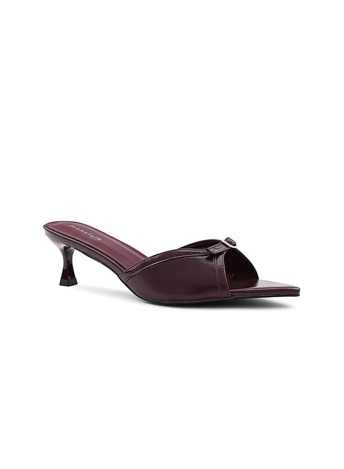 IconStyle Feminine slipper featuring a satin texture and bow.