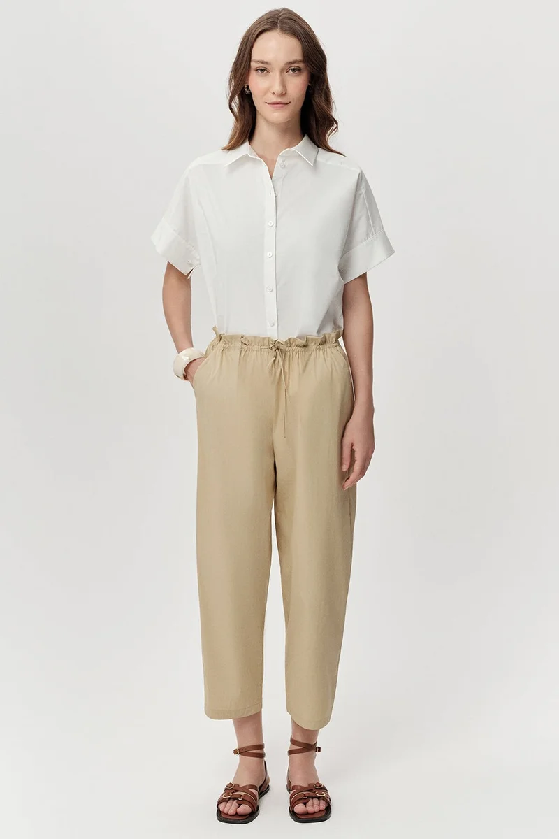 اكسيكيوز بنطال بيج منسوج بخصر برباط وجيوب، بقصة ضيقة، تصميم عادي