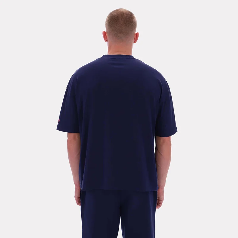 ريبوك Old-school drip. New-school fit. This varsity-style graphic Tee throws it back with bold branding and retro collegiate energy. A boxy cut and pure cotton jersey keep it breathable durable and effortlessly cool.