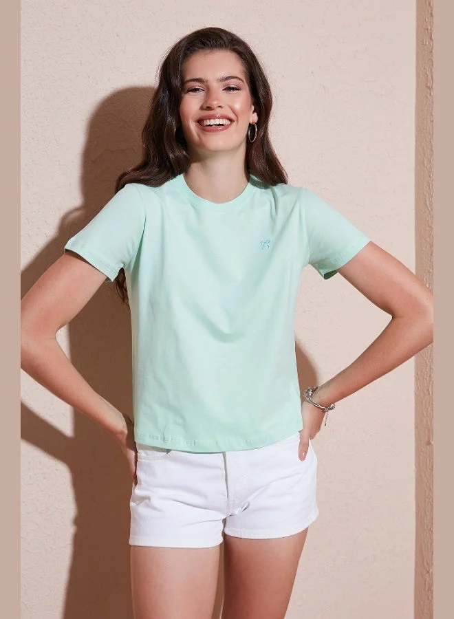 Lela Lela Cotton Slim Fit Crew Neck Minimal Embroidered Detailed T Shirt Women's T SHIRT 5866398