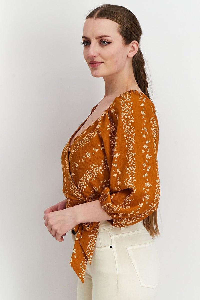 BCBG Paris بلوزة نسائية بأكمام طويلة على شكل حرف V بطبعة زهور، بني - Image 2