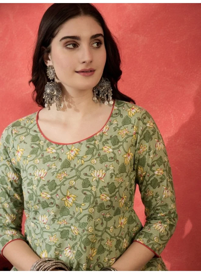 أيه كيه إس فستان ماكسي بطبقات وطبعات زهور خضراء