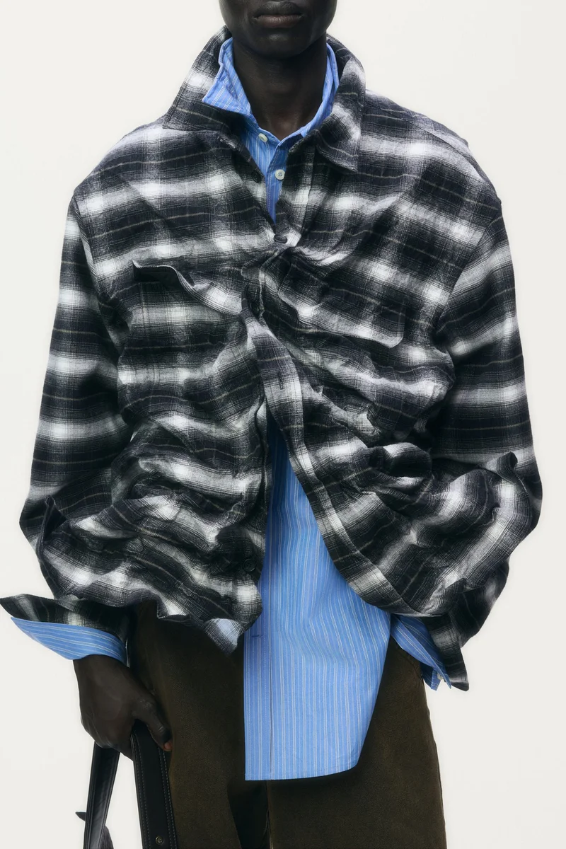 اتش اند ام جاكيت خفيف من الفلانيل المغطى بطبقة معدنية