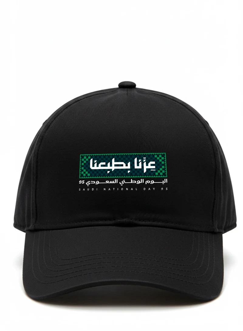 لوحة كاب مصنوع من القطن لمناسبة اليوم الوطني السعودي بتصميم عزنا بطبعنا