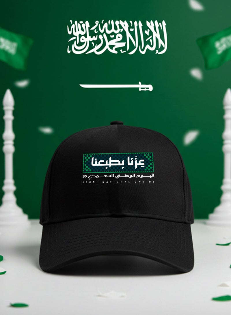 لوحة كاب مصنوع من القطن لمناسبة اليوم الوطني السعودي بتصميم عزنا بطبعنا - Image 1