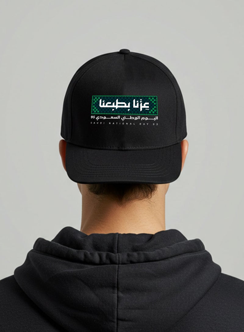 لوحة كاب مصنوع من القطن لمناسبة اليوم الوطني السعودي بتصميم عزنا بطبعنا - Image 2