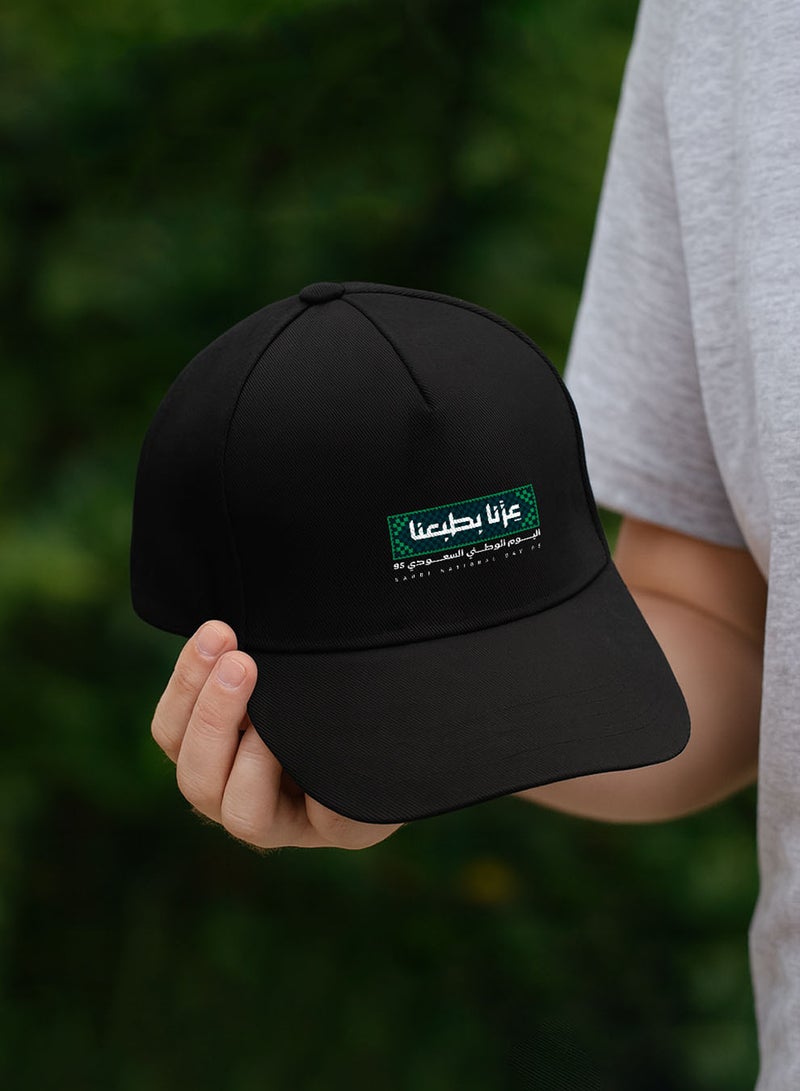 لوحة كاب مصنوع من القطن لمناسبة اليوم الوطني السعودي بتصميم عزنا بطبعنا - Image 4