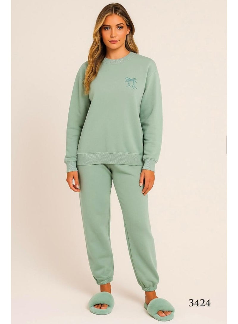 فانيلا طقم ملابس نوم نسائية باللون الأخضر الحكيم، يتكون من سويت شيرت مريح وبنطال رياضي مع تفاصيل فيونكة، ملابس مريحة غير رسمية - Image 1