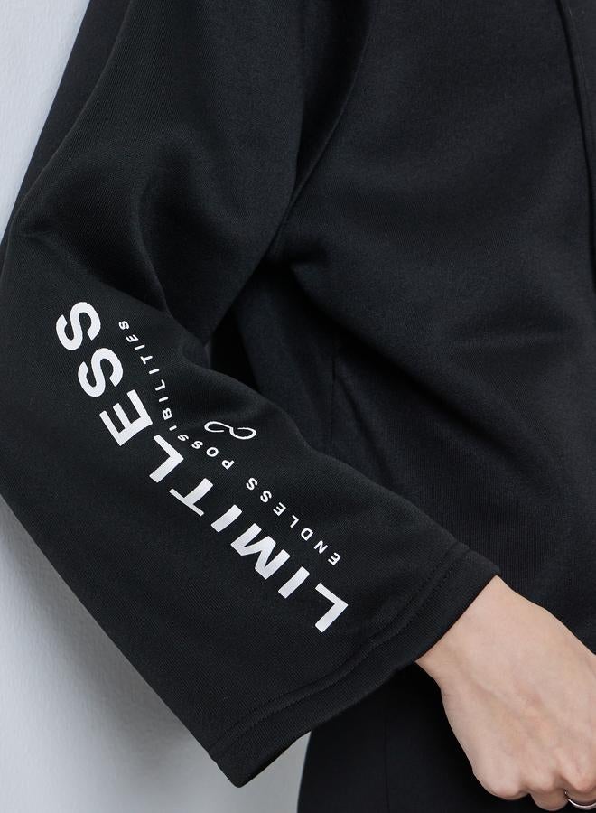 ستايلي هودي بطبعة كتابة مع أكمام واسعة - Image 3