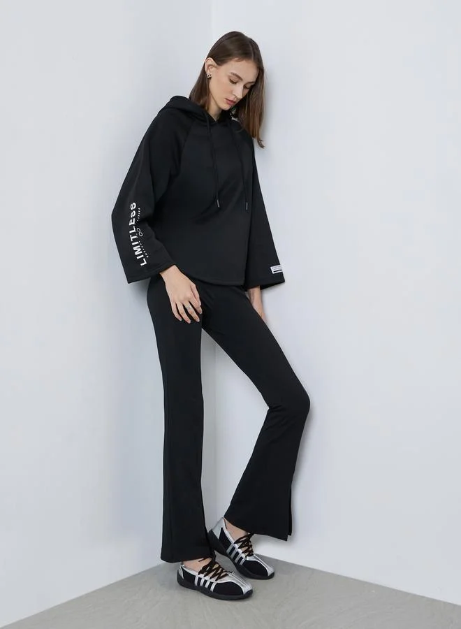 ستايلي هودي بطبعة كتابة مع أكمام واسعة