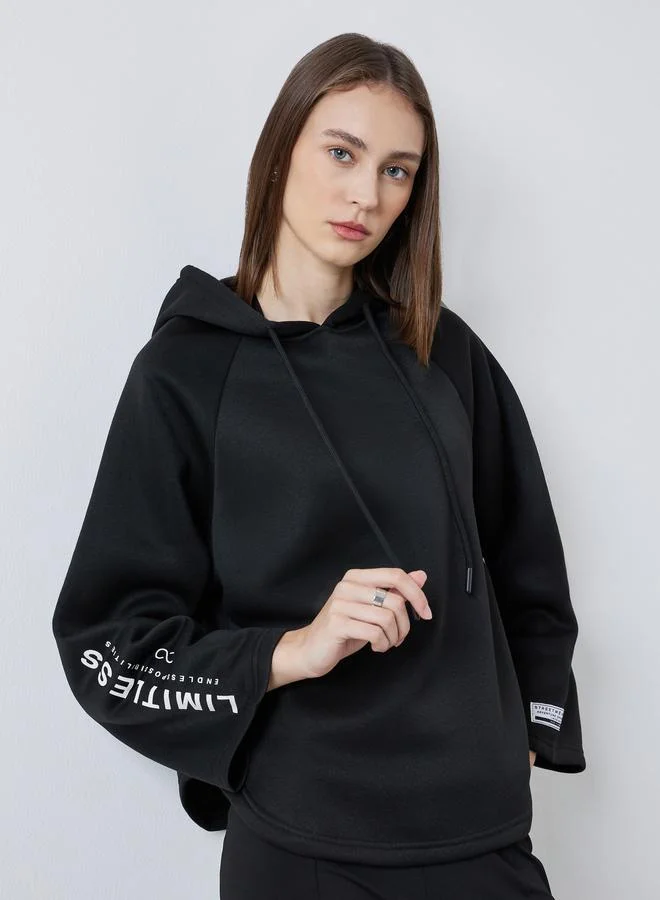 ستايلي هودي بطبعة كتابة مع أكمام واسعة