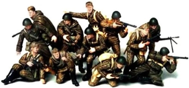 Tamiya 1:35 WWII Russian Infantry Attack Figure Set (12 Pieces) - Image 1