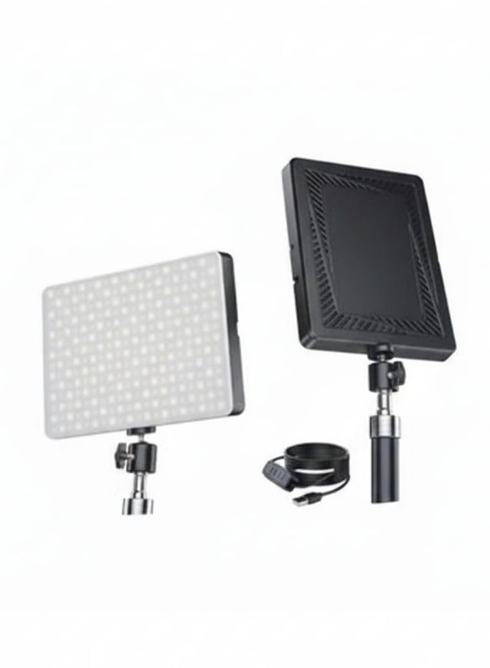لوحة إضاءة LED احترافية قابلة لتعديل درجة اللون بثلاث أوضاع (أبيض بارد – أبيض دافئ – طبيعي)، مناسبة للتصوير، البث المباشر، تصوير المنتجات، والمكياج. تعمل عبر USB مع تحكم سهل وزاوية تعديل متعددة.