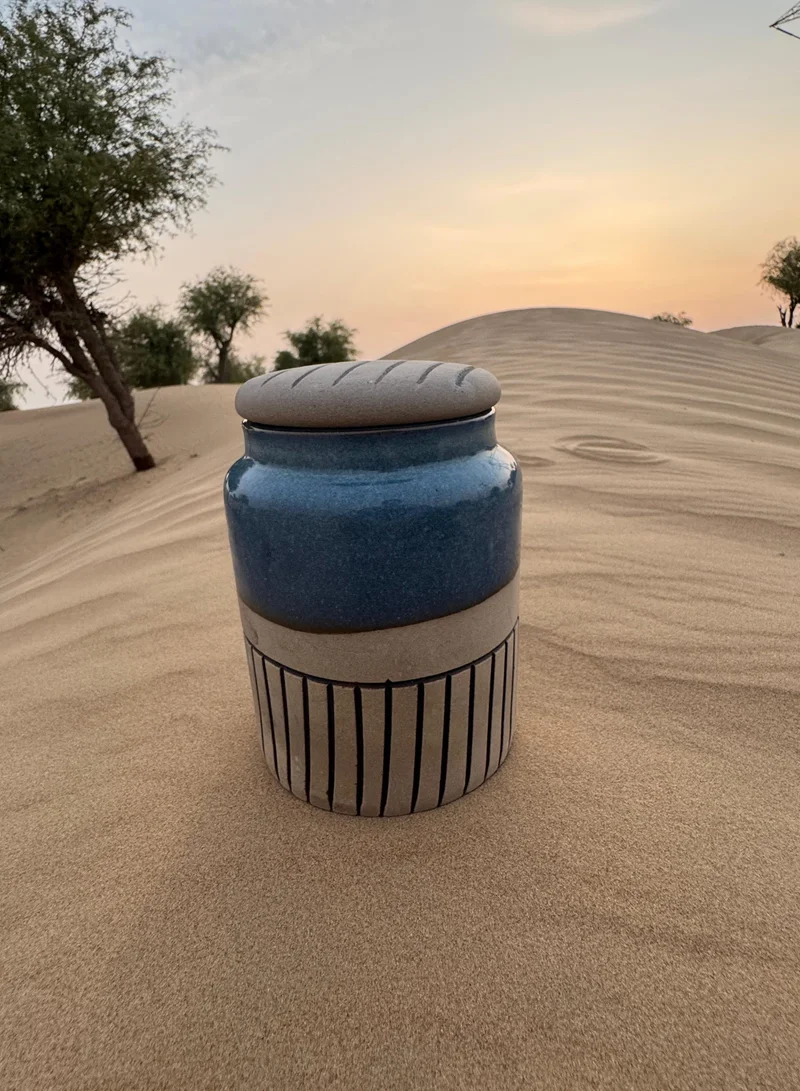 تحفة لوكس تحفة لوكس جرة تخزين فخارية ساحلية مصنوعة يدوياً بغطاء -  سم سيراميك يدوي الصنع، لمسة نهائية مزدوجة زرقاء وترابية غير لامعة، وعاء ديكوري متعدد الاستخدامات