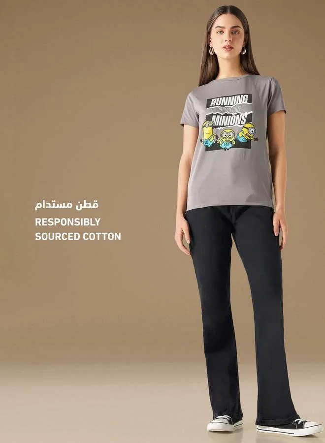 اس بي كاركترز تيشيرت بأكمام قصيرة وياقة ضيقة وطبعات مينيون