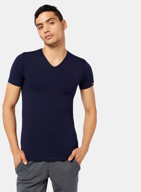 قميص داخلي قطني أساسي برقبة على شكل حرف V