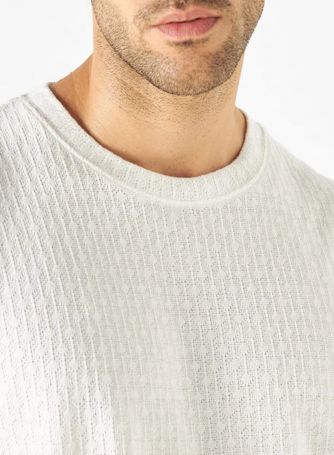 ايكونيك تيشيرت بارز الملمس بياقة ضيّقة وأكمام قصيرة من آيكونيك