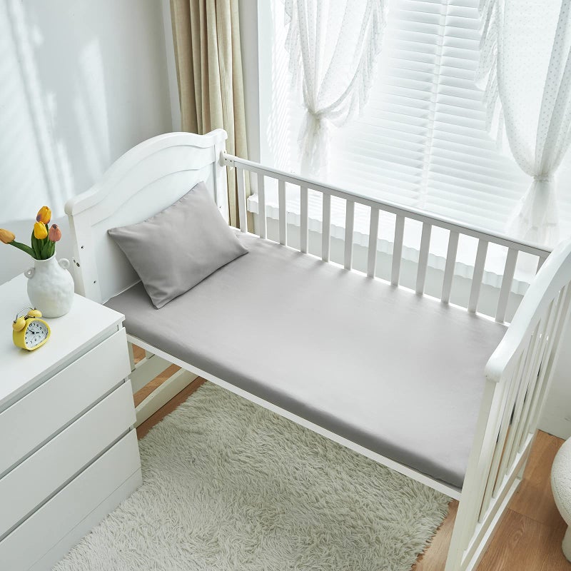 Uozzi Bedding طقم سرير مهد مكون من 3 قطع مع لحاف مزخرف ومفروشات ملائمة وغطاء وسادة - تصميم بطانية ناعمة رمادية مع حواف مزخرفة جميلة - Image 3
