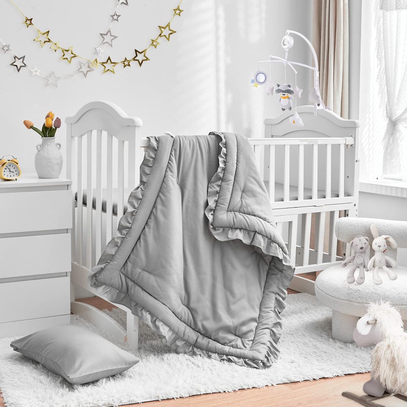 Uozzi Bedding طقم سرير مهد مكون من 3 قطع مع لحاف مزخرف ومفروشات ملائمة وغطاء وسادة - تصميم بطانية ناعمة رمادية مع حواف مزخرفة جميلة - Image 1