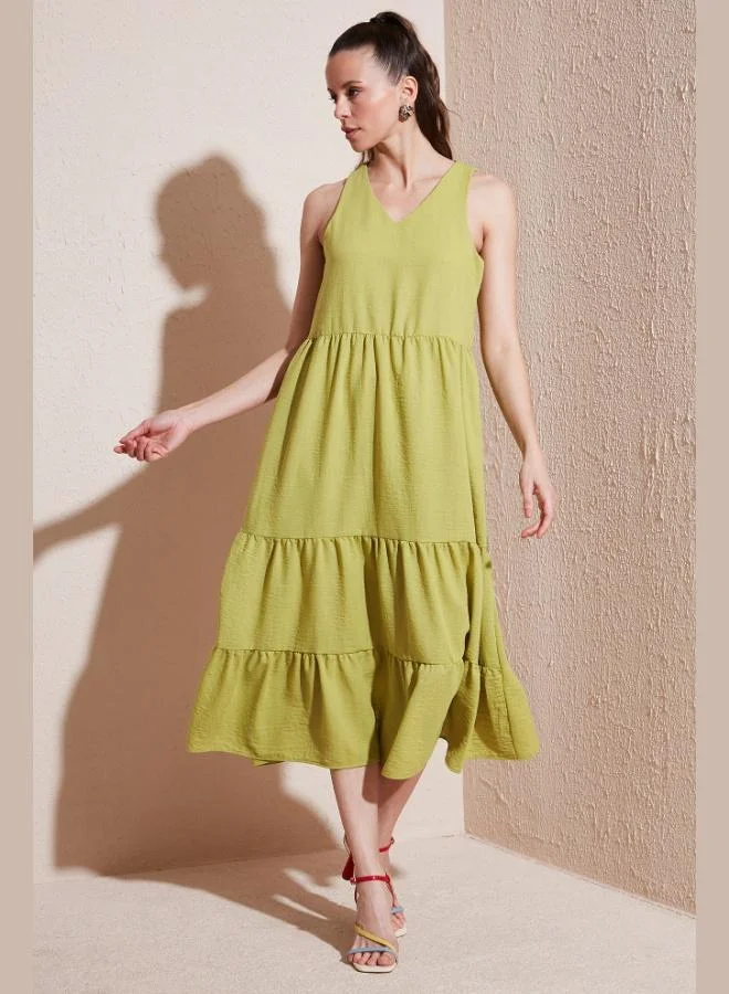 ليلا فستان ميدي نسائي بياقة على شكل حرف  وتفاصيل مكشكشة من ليلا