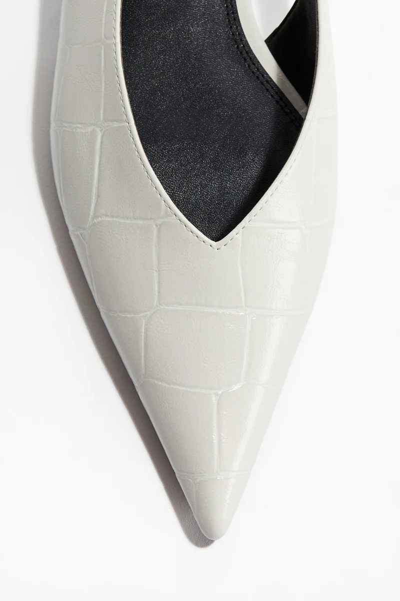 اتش اند ام حذاء مدبب من الأمام بشريط كاحل