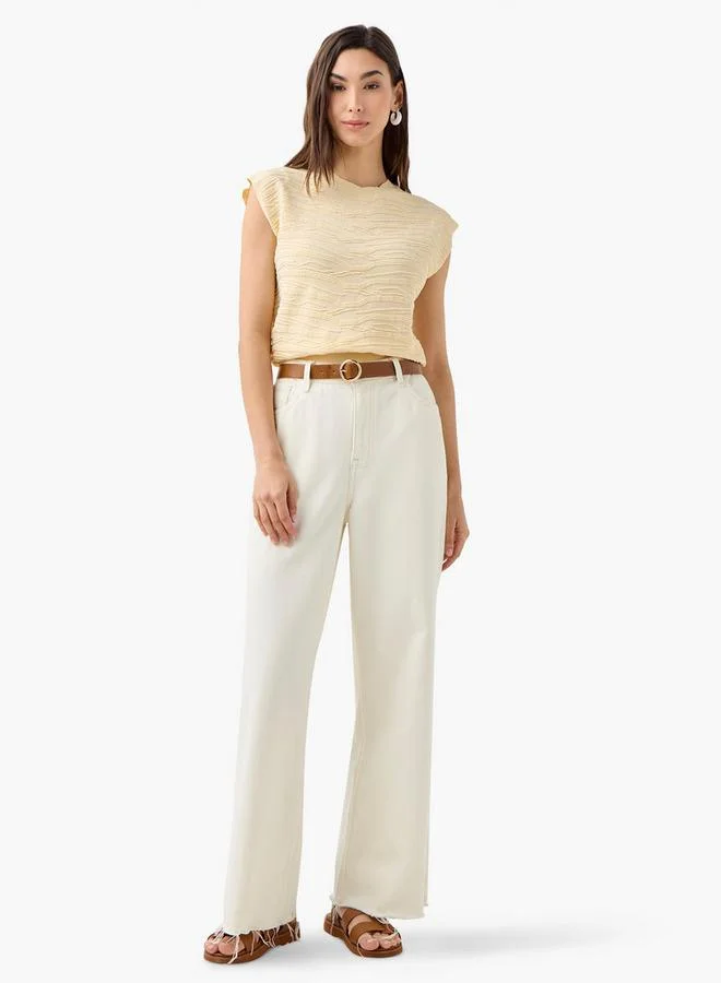 ايكونيك توب أيقوني بياقة مستديرة بنقوش بارزة وأكمام كاب