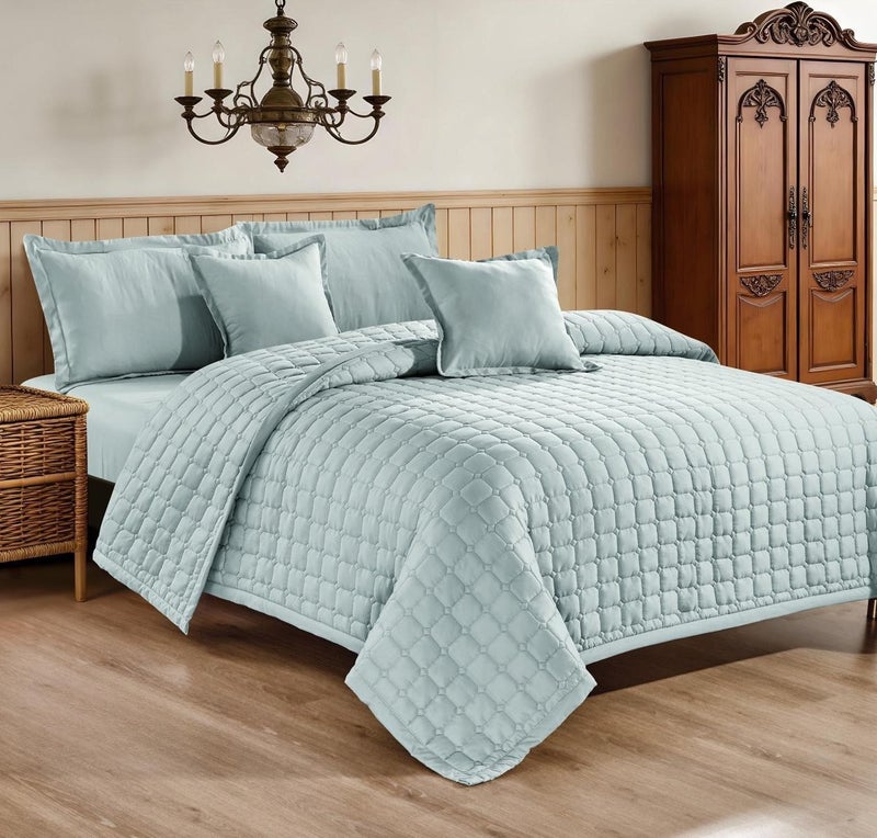 A double bedspread with prominent geometric patterns and a precise geometric design gives your bed a luxurious and tidy look.