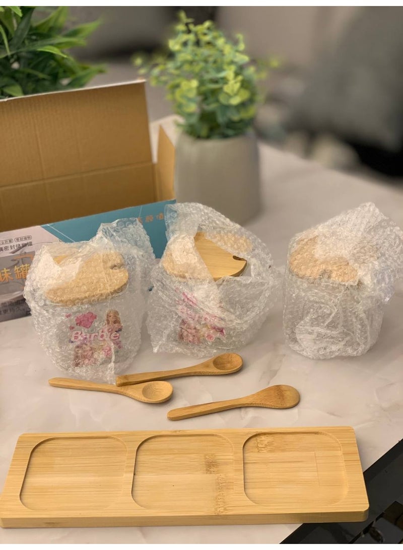 طقم توابل و بهارات / كوفى ❤️ باربى 🌸 زجاج بيركس حرارى ⭐️ منتج مستورد 🇨🇳 الطقم ٣ قطعه برطمان بالغطاء + ٣ معلقه خشب + كوستر خشب - Image 1
