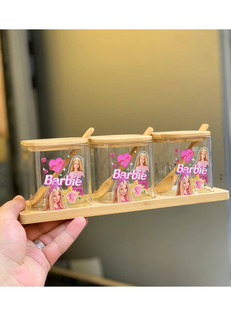 طقم توابل و بهارات / كوفى ❤️ باربى 🌸 زجاج بيركس حرارى ⭐️ منتج مستورد 🇨🇳 الطقم ٣ قطعه برطمان بالغطاء + ٣ معلقه خشب + كوستر خشب - Image 3