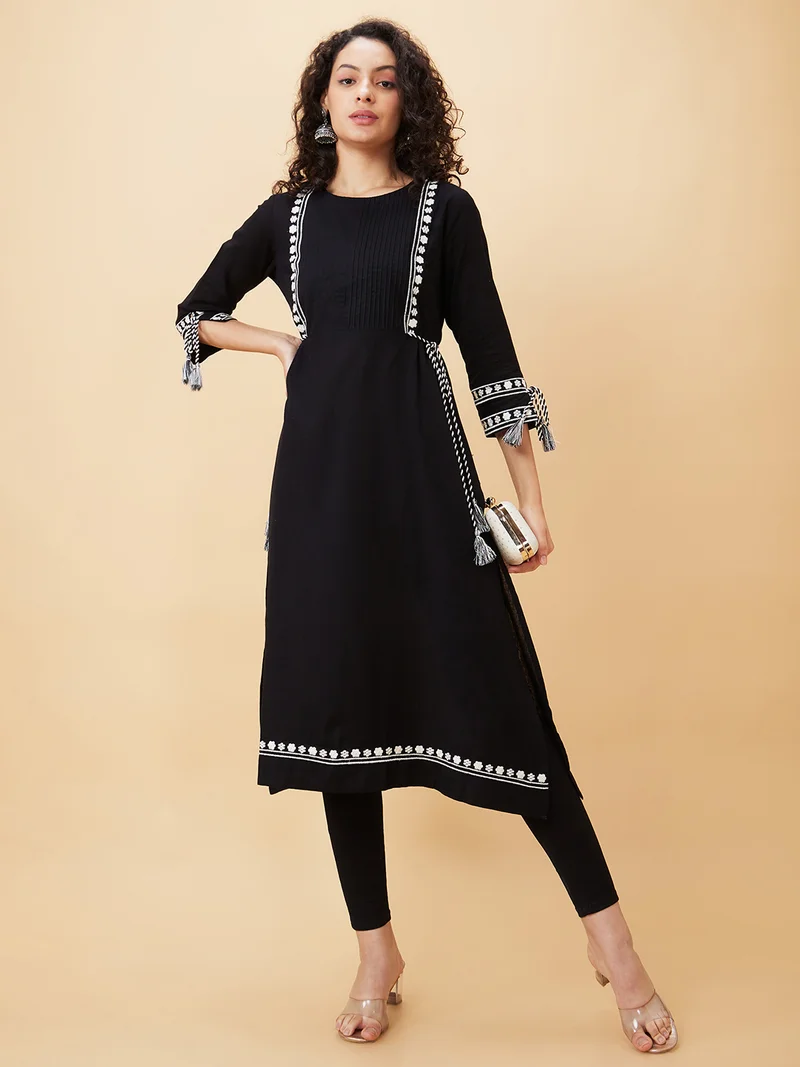 globus Globus Women Black Ethnic Motifs Embroidered Regular Sleeves Cotton Regular Kurta