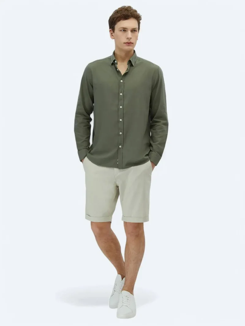 كيب قميص قطني 100% سادة بلون كاكي، بقصة عادية، مصنوع من قماش قطني منسوج، مناسب للإطلالات الكاجوال.