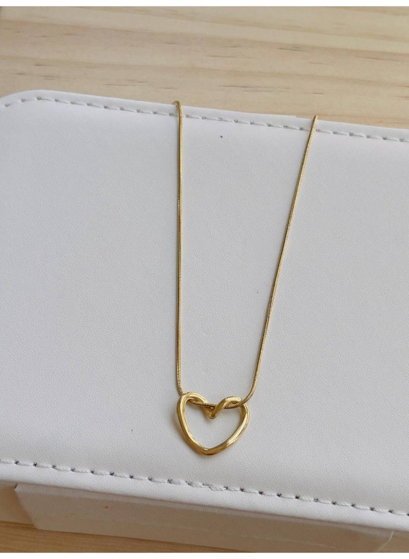 Elegant necklace in the shape of an open heart