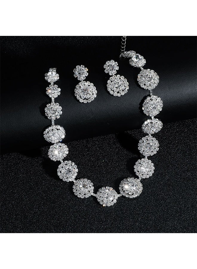 مجموعة مجوهرات من قطعتين تشمل عقد وأقراط بتصميم لامع بقطع الماس الدائرية وزخرفة ماسية أنيقة لمجموعة المجوهرات للنساء، هدية لصديقتك أو زوجتك أو والدتك أو وصيفات العروس لمناسبة الزفاف والاحتفالات. - Image 4