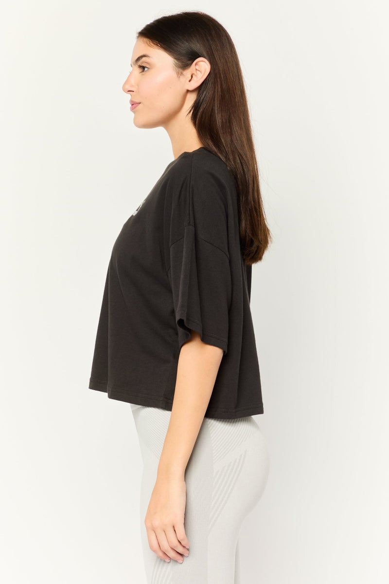 PUMA بلوزة نسائية واسعة بأكمام قصيرة للخارج، أسود/فضي - Image 3